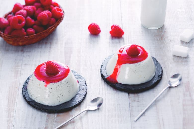 Panna cotta alla vaniglia con coulis di lamponi
